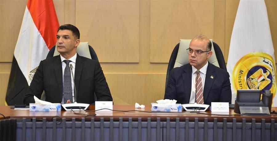 Egypt reviews plans to bolster medical, pharmaceutical industries

